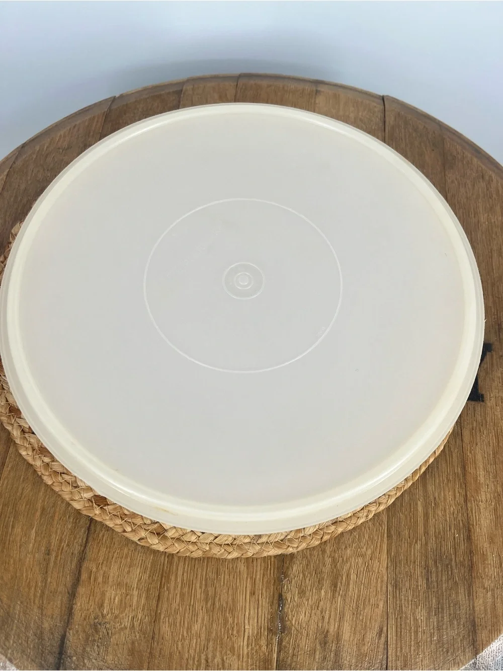 Tupperware vintage round pie/cupcake holder